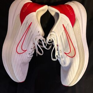 Sz 8 women’s Nike Air Zoom Winflo 9 'White Red
